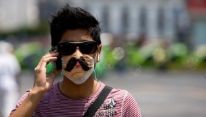 В МЧС посоветовали не носить защитную маску на улице