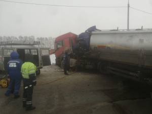 На федеральной трассе у р.п. Линево в ДТП с участием двух грузовиков одного из водителей зажало в салоне