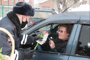 Госавтоинспекторы Искитимского района провели акцию «Цветы для автоледи»