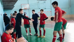 Юношеские команды Искитима стали абсолютными чемпионами по мини-футболу сразу в двух возрастных группах