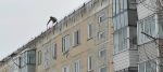 Управляющие компании Искитима приступили к очистке крыш многоэтажек от сосулек