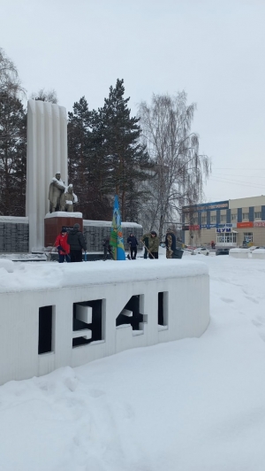 Ветераны локальных войн провели субботник по очистке от снега Мемориала павшим воинам-искитимцам