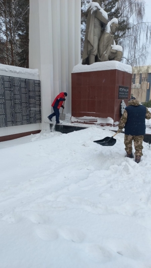 Ветераны локальных войн провели субботник по очистке от снега Мемориала павшим воинам-искитимцам