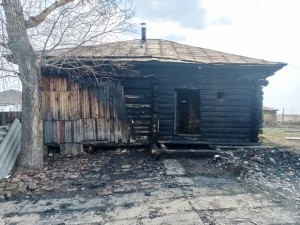 Огонь уничтожил половину дома в селе Улыбино