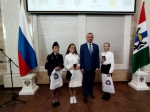 Губернатор Новосибирской области вручил паспорта РФ линевским школьницам
