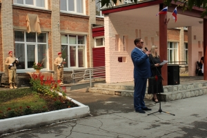 На школе №8 Искитима появилась мемориальная доска в память о выпускнике Алексее Шишикине