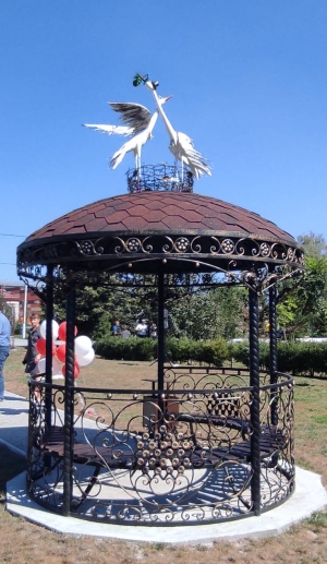 Беседка – символ семьи – появилась в искитимском парке им. Коротеева