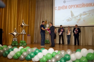На Новосибирском заводе искусственного волокна наградили сотрудников в честь Дня оружейника