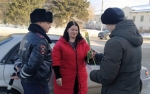 Госавтоинспекторы и студенты Искитимского района поздравили женщин с 8 Марта