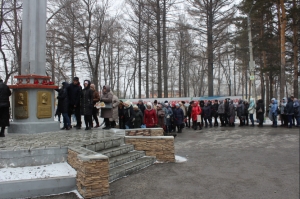 18 апреля искитимцы возложили цветы к памятнику Ивана Коротеева