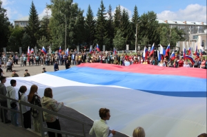 Огромный триколор развернули в Искитиме в День Государственного флага РФ