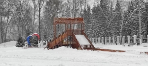 В искитимском парке им. И.В. Коротеева началась установка новогоднего городка и ёлки