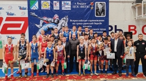 Юные борцы из Искитима на пьедестале почета Всероссийских соревнований